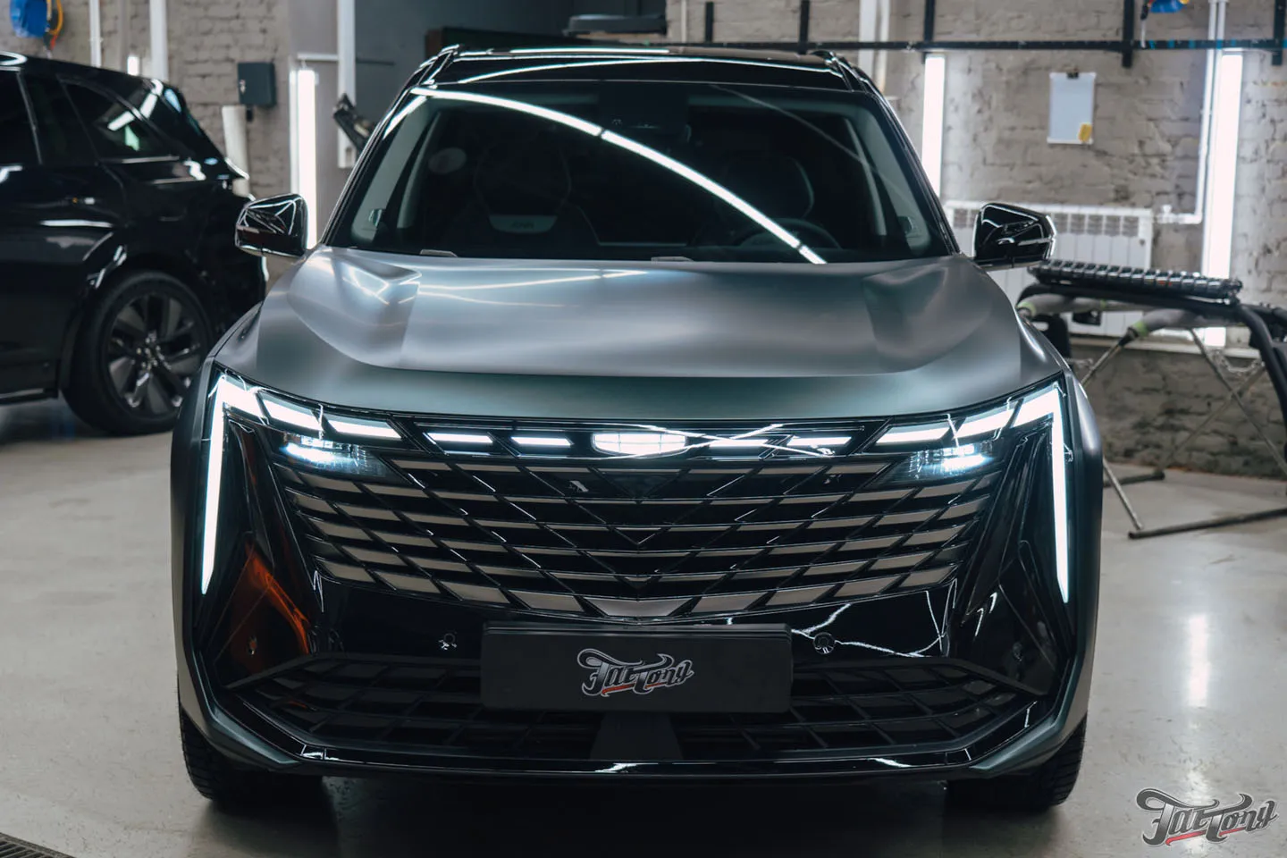 Подарок для будущей супруги: оклеили Geely Atlas матовым винилом, переднюю часть забронировали полиуретаном, добавили глянцевые наклейки + защита глянца в салоне, керамика пленки и кожи
